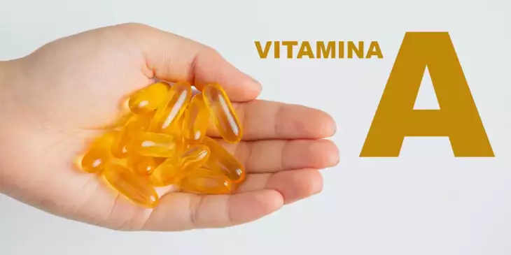 Imagem de uma mão com várias cápsulas de vitamina a