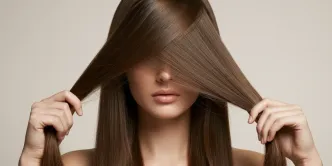 Mulher de perfil com cabelo extremamente liso, sedoso e brilhante, segurando os próprios fios em formato de nó, representando força, saúde capilar e crescimento.