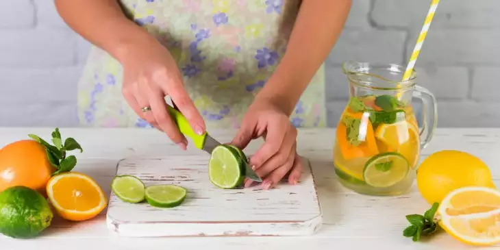 preparando um suco refrescante para o verão