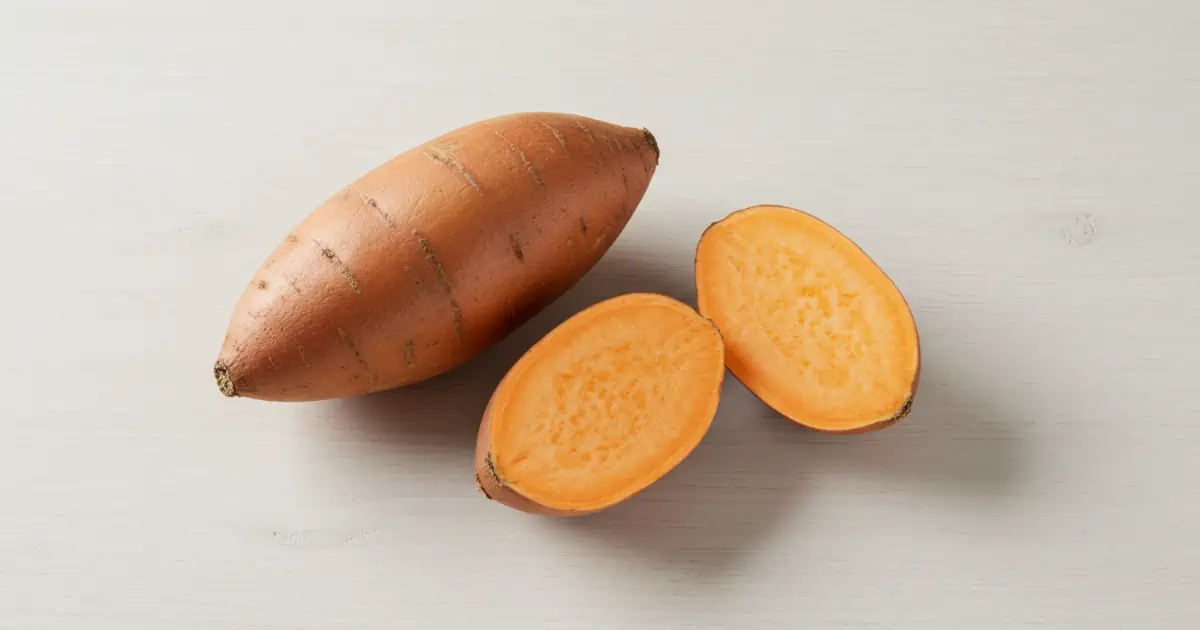 Batata-doce fresca, cortada e inteira, alimento rico em vitamina A que fortalece e estimula o crescimento dos fios.