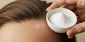 Pessoa aplicando bicarbonato no couro cabeludo