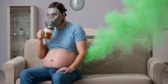 Pessoa com barriga dilatada sofrendo com gases fedidos tomando chá de funcho