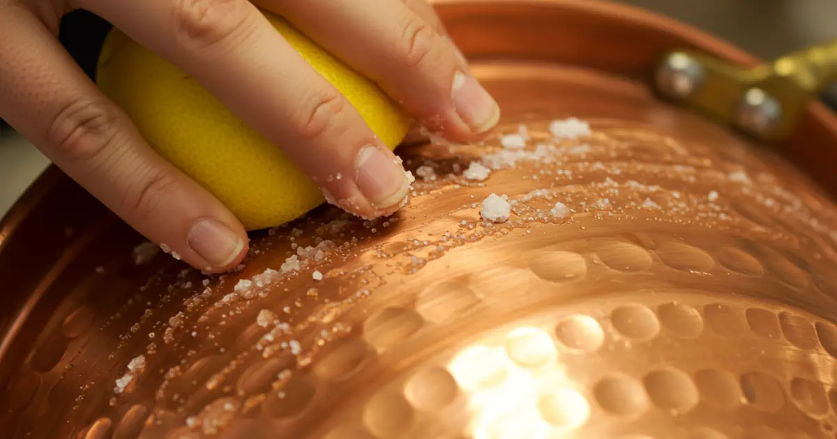 Limpeza de panela de cobre com limão e sal