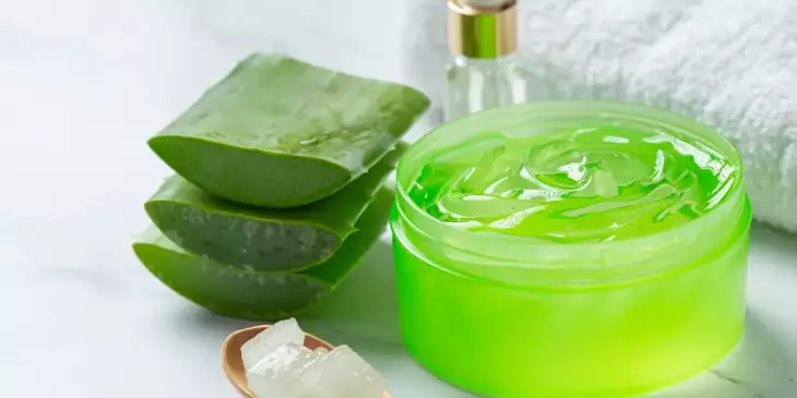 Creme de aloe vera na superfície branca com 3 pedaços de empilhados