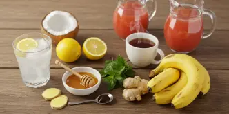 ngredientes naturais de remédio caseiro para ressaca, como chá de boldo, gengibre, limão, hortelã, mel, água de coco, suco natural e banana, dispostos sobre uma mesa rústica