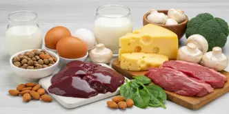 alimentos ricos em riboflavina (vitamina B2), como ovos, leite, queijo, amêndoas, espinafre, fígado e cogumelos, acompanhados de suplemento de vitamina B2