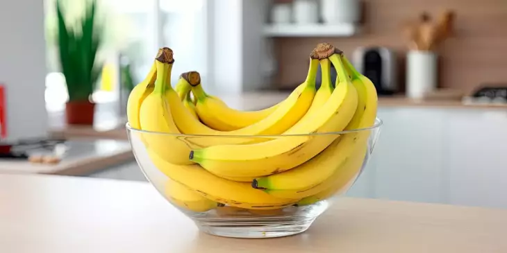 cachos de banana dentro de um recipiente de vidro em uma mesa