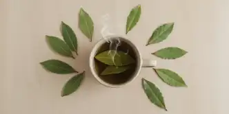 Chá de folhas de louro em uma caneca